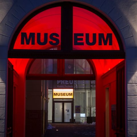 Eingang eines Museums mit roter Beleuchtung